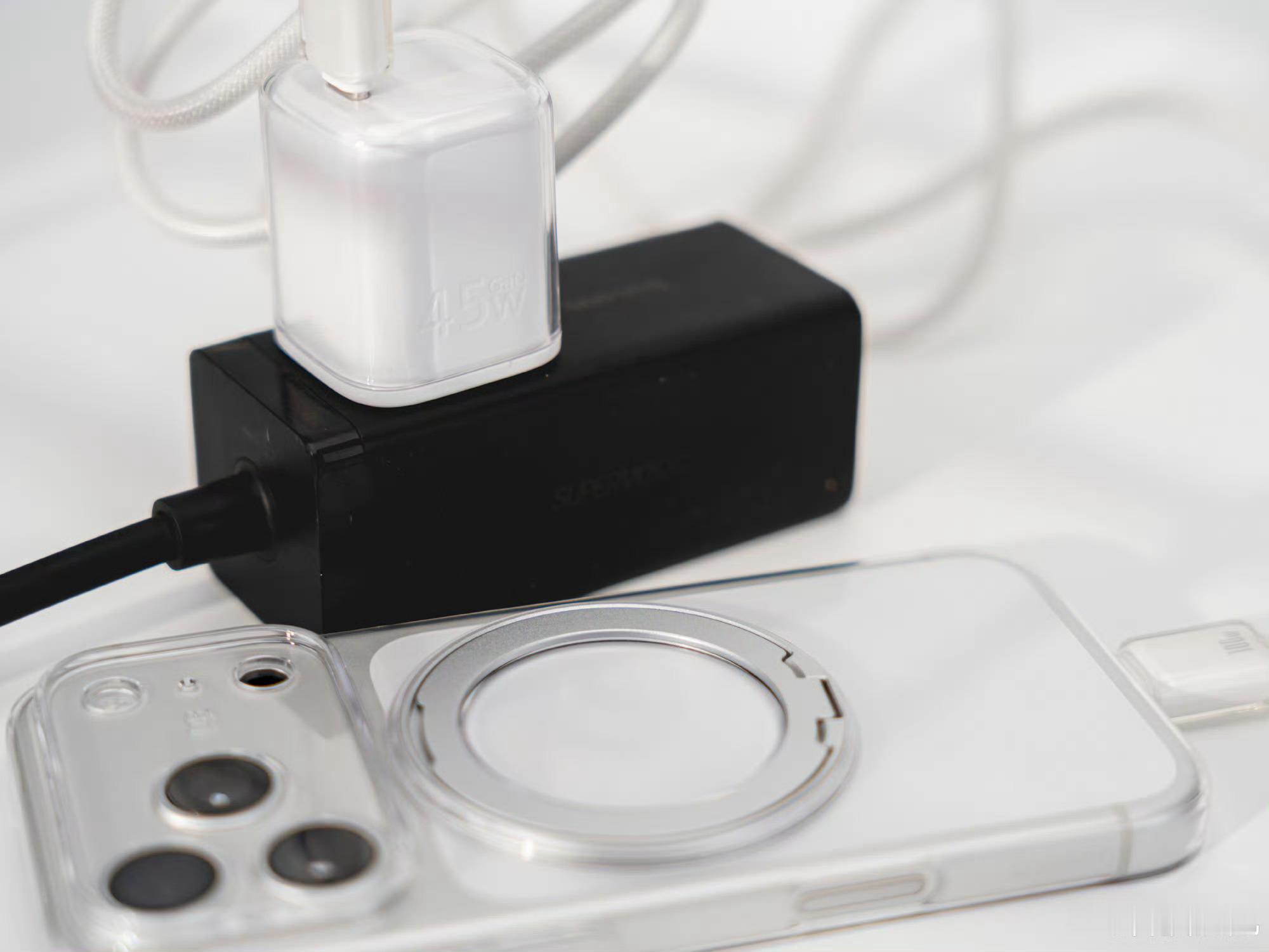 iPhone配件哪些值得买贵的对我来说，充电器、手机壳、背夹充电宝这类，都是日常