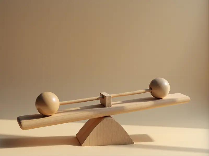 处世社会的聪明人特征不少。他们心狠嘴软，头脑理性冷静，用利益权衡事情，但说话和气