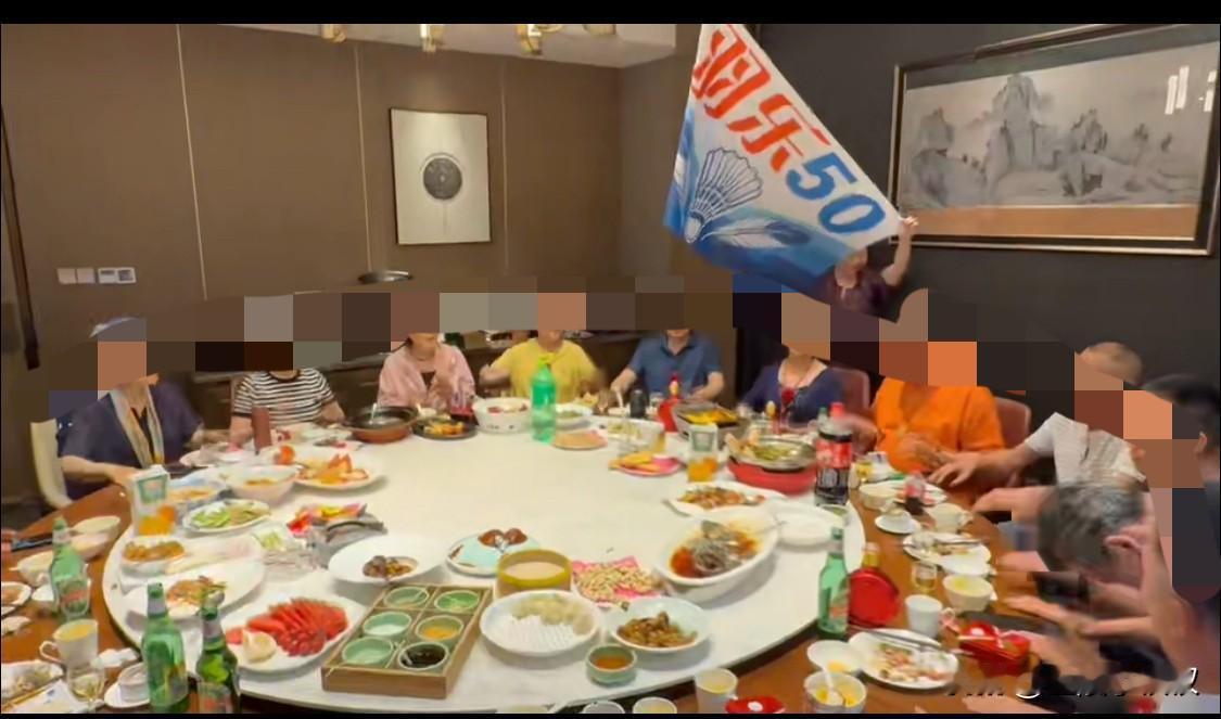 快乐家族进行时

昨天断更了，因为兴奋过了头！

1975年我们相识于济南五中的