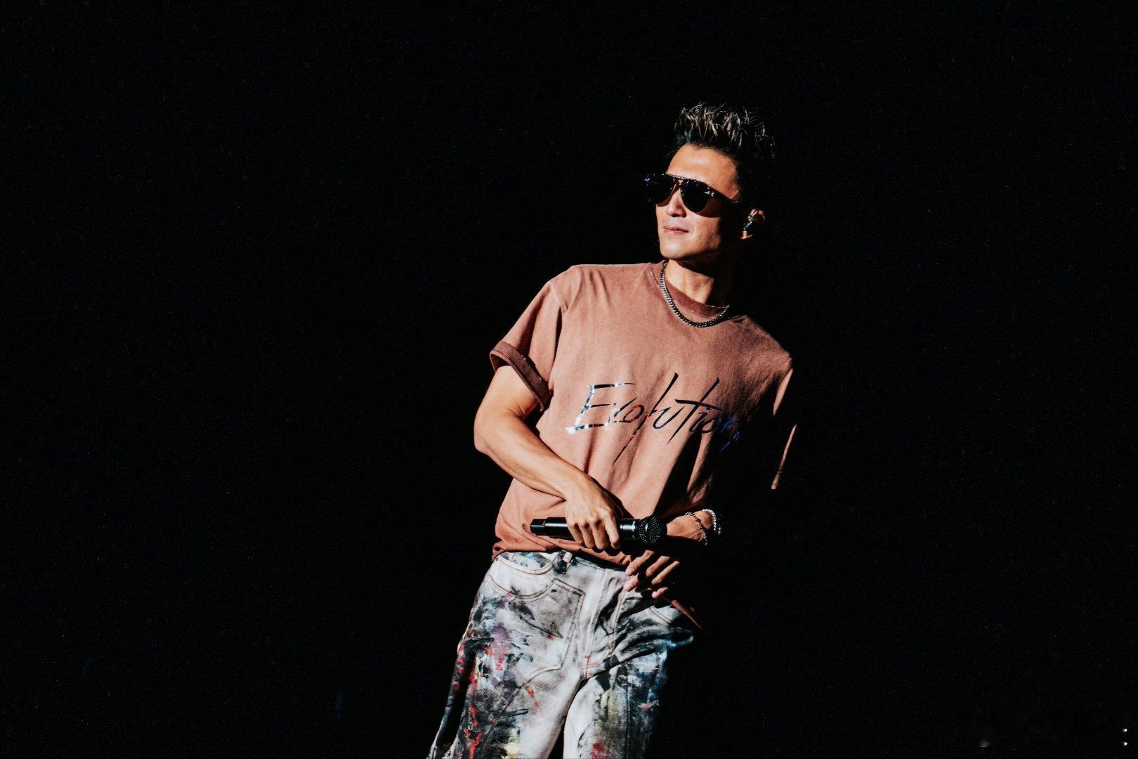 谢霆锋深圳站双场售罄 深圳大运中心被承包了！谢霆锋进化演唱会双场售罄，锋式摇滚搭