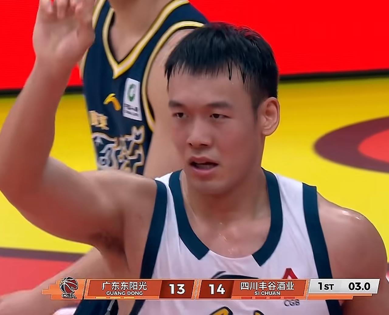 老球迷别伤心，今天也许还不是宏远最低迷的比赛！
看了广东宏远今天对阵欠薪，阵容不