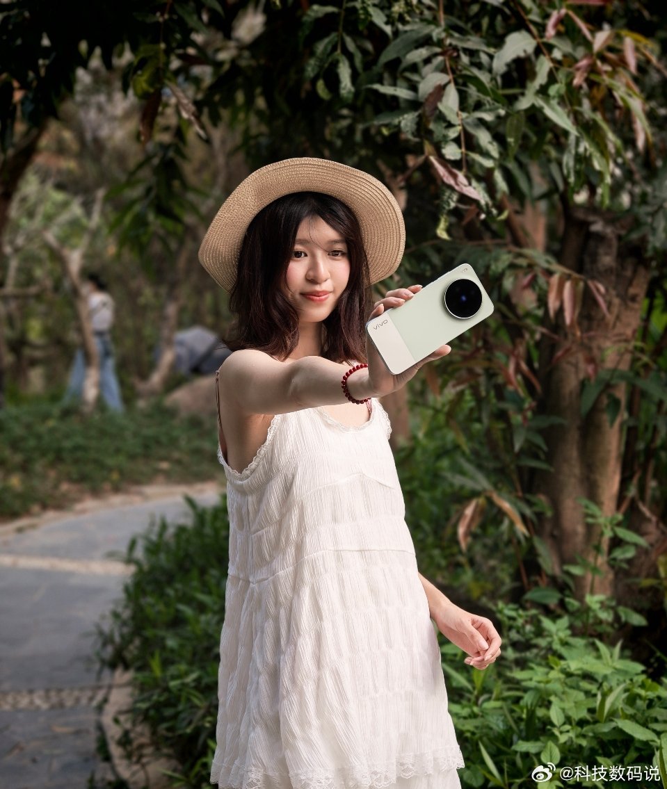 vivo X300s这个拼接设计很相机配色胶片绿很小清新也很适合小姐姐