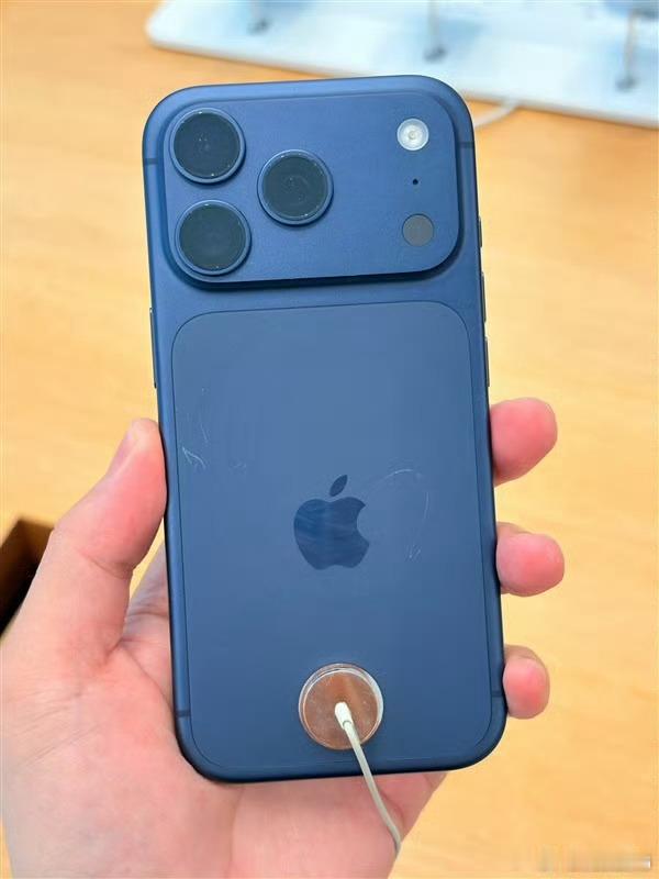 iPhone17Pro线下展出真机已满身划痕 啊，iPhone17系列这才展出多