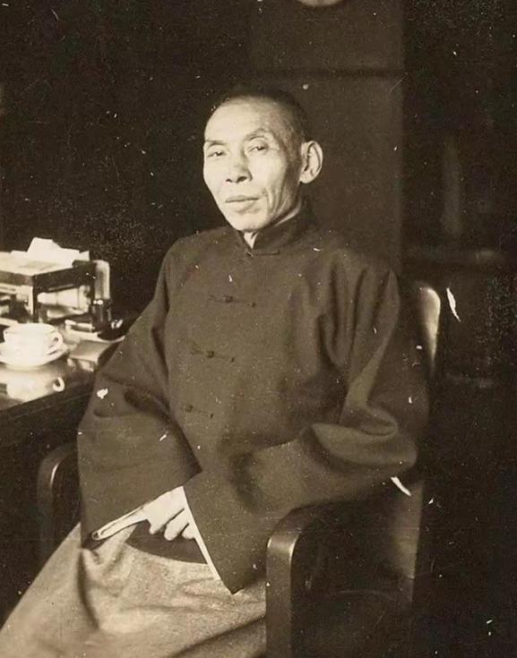 1937年，杜月笙被日本人用枪顶着脑袋，满座宾客都以为他当场要服软——他只说了一