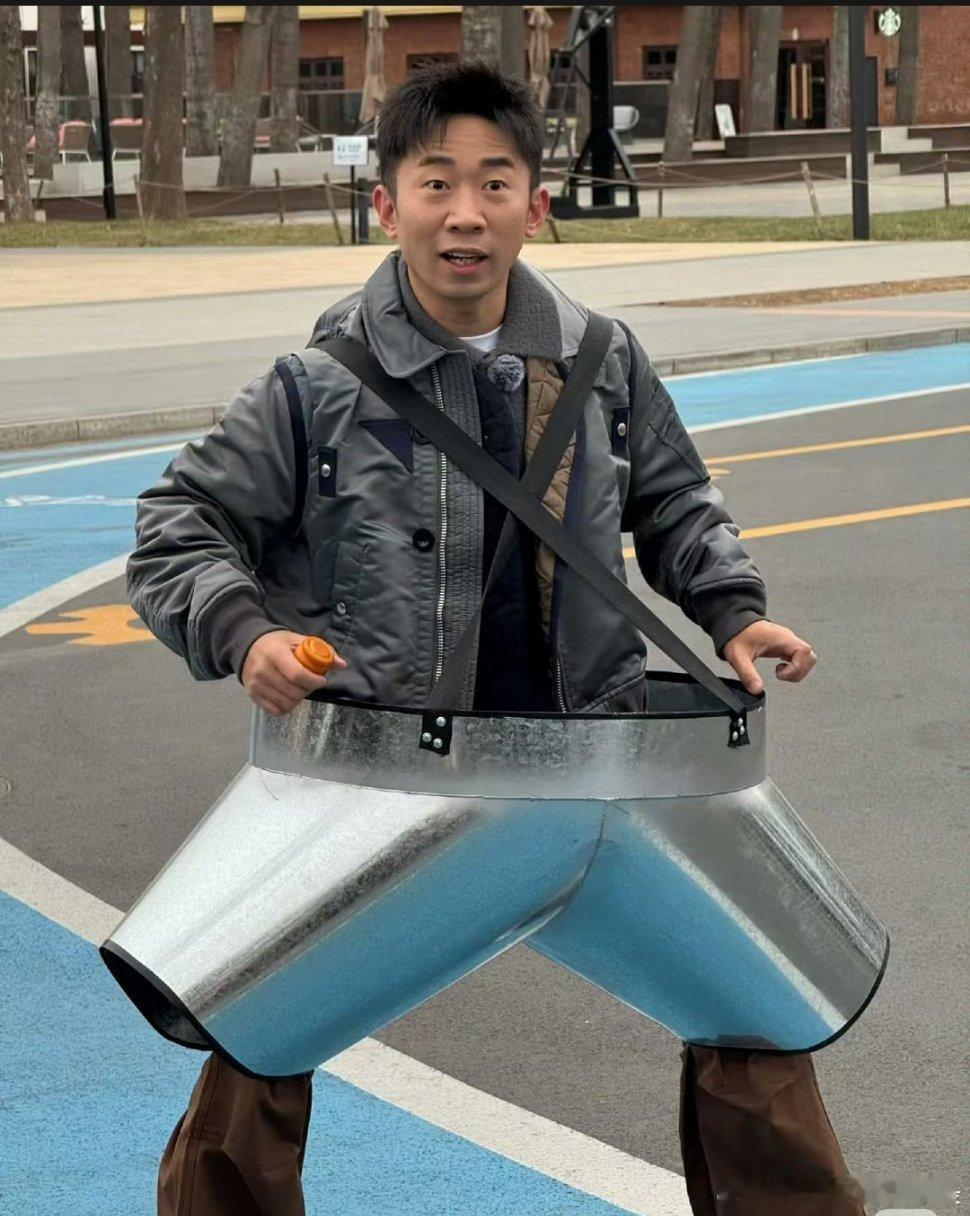 周五晚高疯谁被《周五晚高疯》嘉宾造型笑到打滚？杨迪铁裤衩社死名场面太绝，魏大勋“