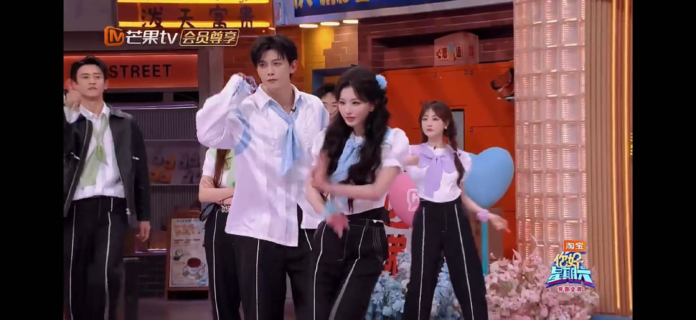 孔雪儿邓凯双人舞整齐度邓凯跳舞反差萌你好星期六专业又整齐的舞台表现，搭配邓凯害羞