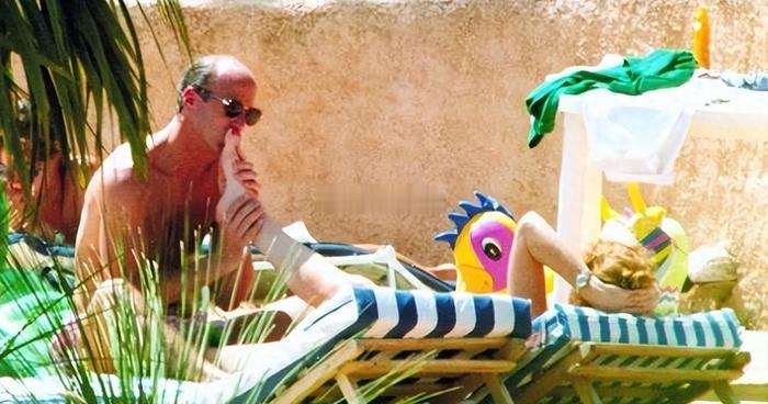 安德鲁王子的活特别多，不光上岛搞未成年，当年结婚前还和一位知名的AV女演员谈恋爱