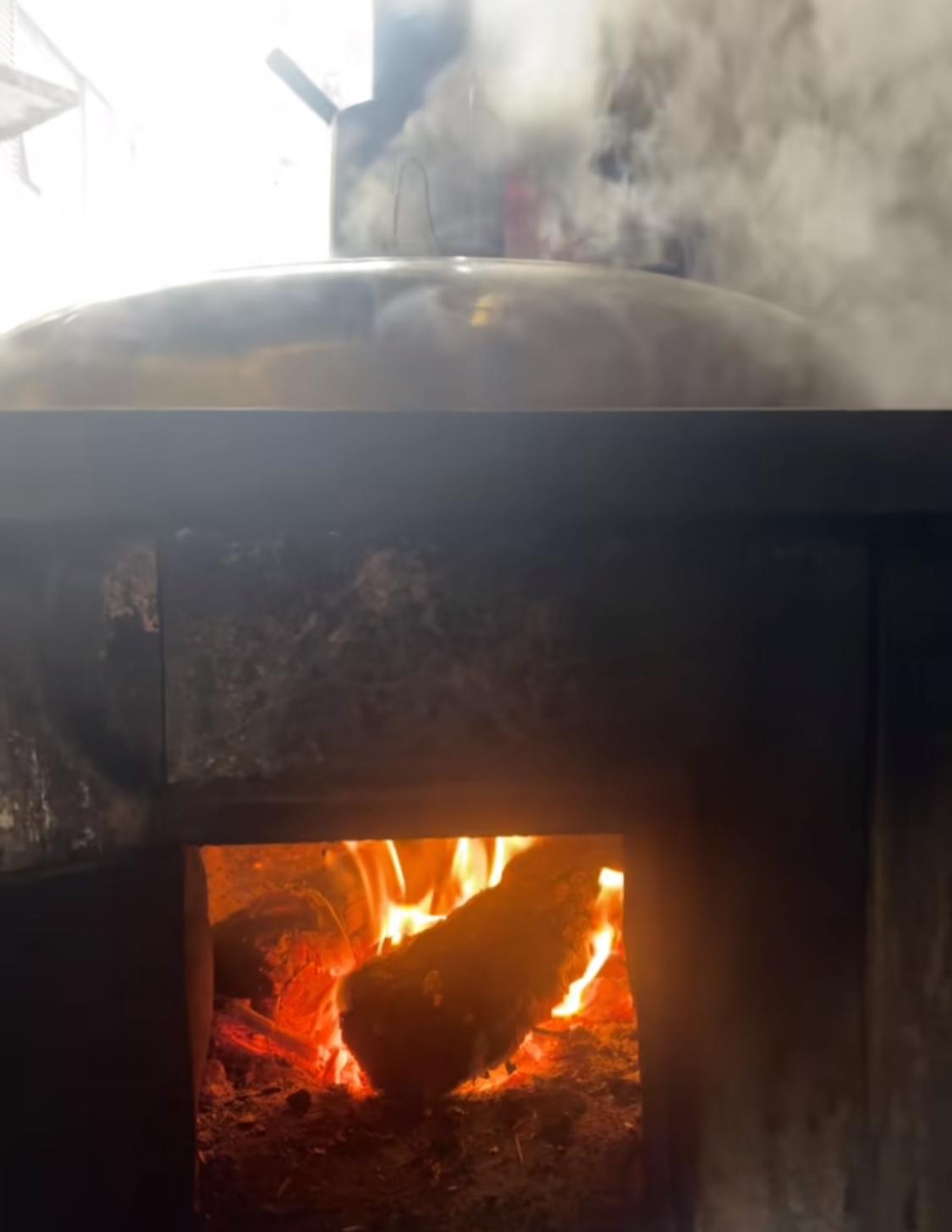 我问过我奶，柴火灶有什么讲究。
她说：灶，五行最全的地方。

灶膛里烧的是木，木