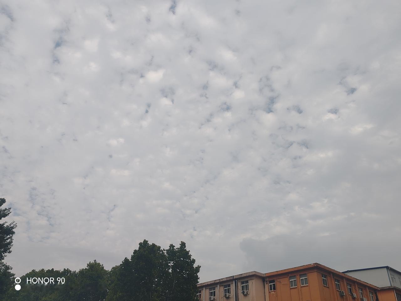 孩子就像一面镜子，会不自觉地模仿父母的言行举止。你希望他成为什么样的人，自己首先