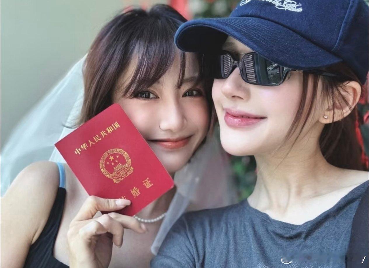 魏笑结婚还以为是露思和魏笑结婚了，直接空降到了热1，有赵露思这样一位闺蜜该是件多