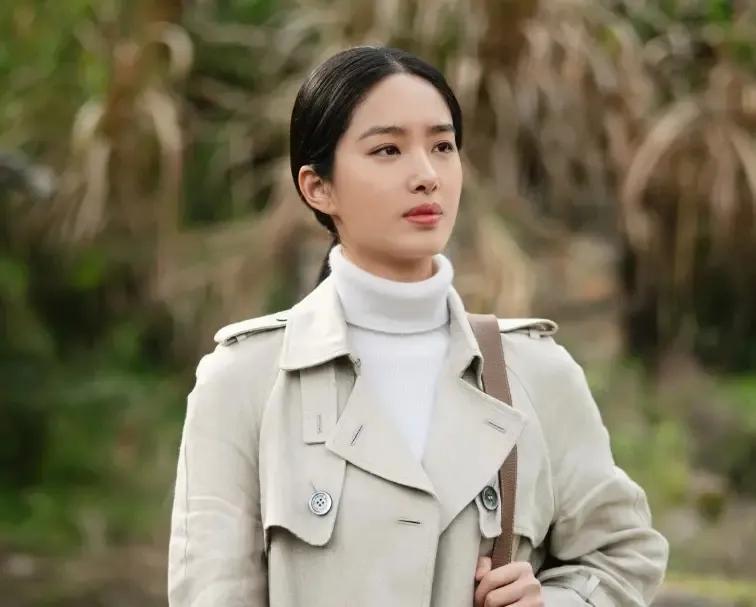 在浩瀚的娱乐圈中，有一位名为杨采钰的女星，她以其出众的外表、内在的品质和卓越的职