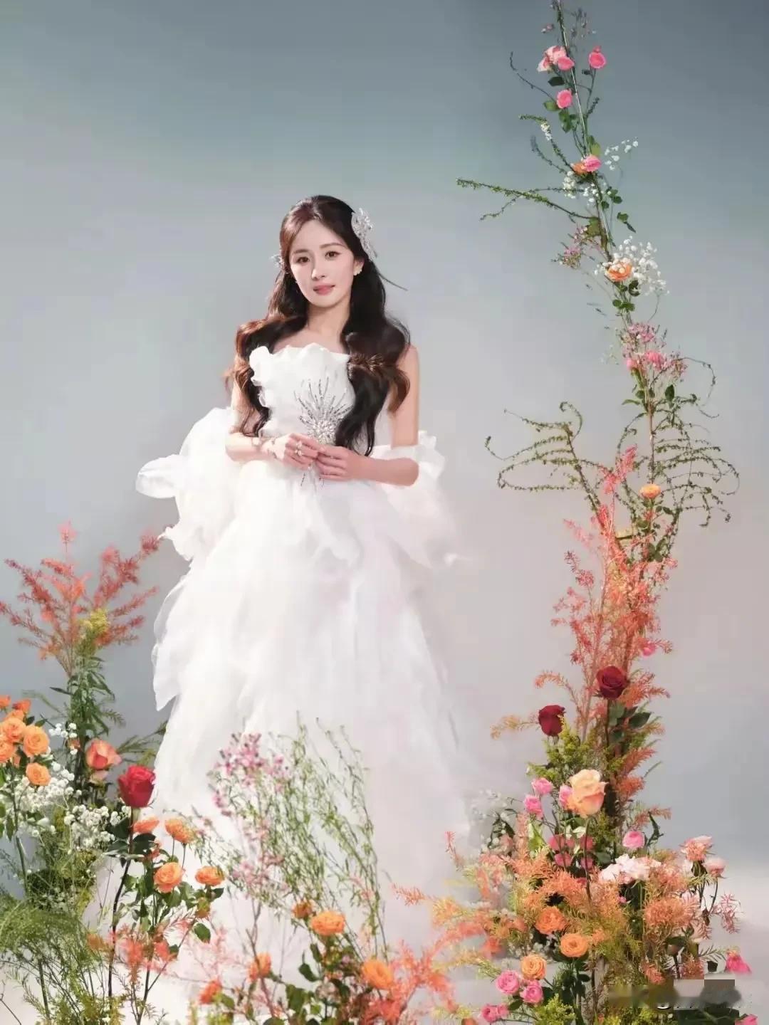 有一说一
杨幂这大片
看的人一言难尽

这滤镜这布景
一眼穿回80年代

这还不