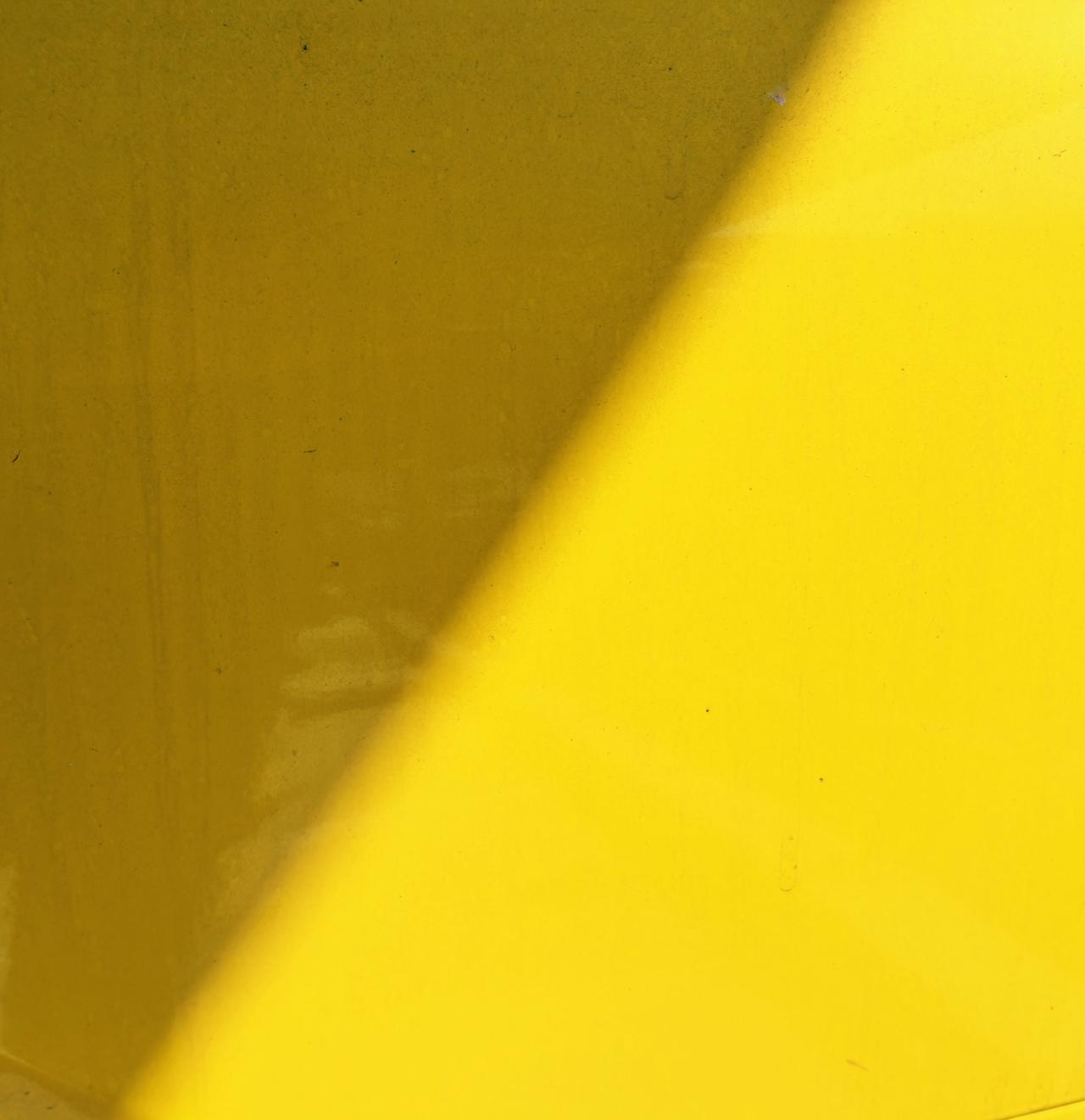 同一个颜色，阳光下和阴影中差别是如此的巨大。环境对颜色的影响太大了。