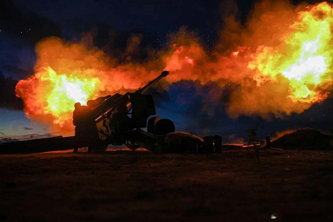 老炮儿73集某旅炮兵分队，远程机动至陌生地域，展开全要素、高强度实弹射击考核。此