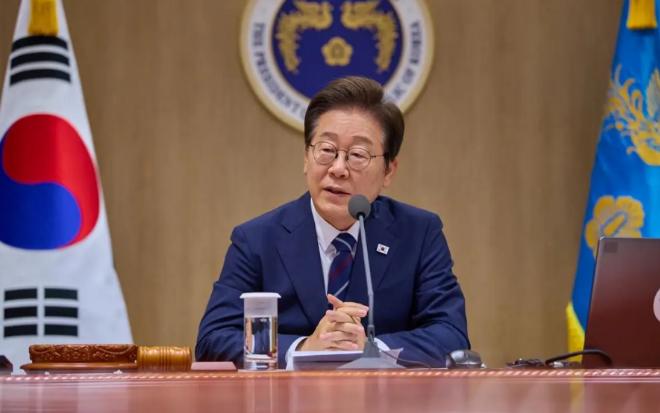 别看韩国总统李在明经常笑嘻嘻的，他其实是一个“狠人”！因为就在这几天，李在明不声