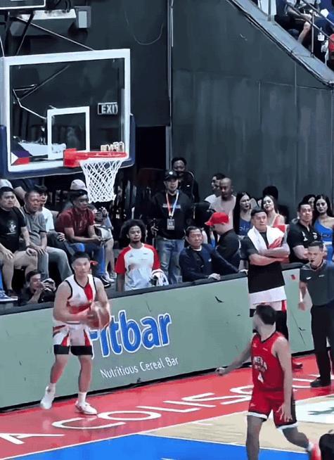 边线发球竟然吹了走步？？？
还以为是黑哨，原来是真的存在这种吹罚。
打了这么多年