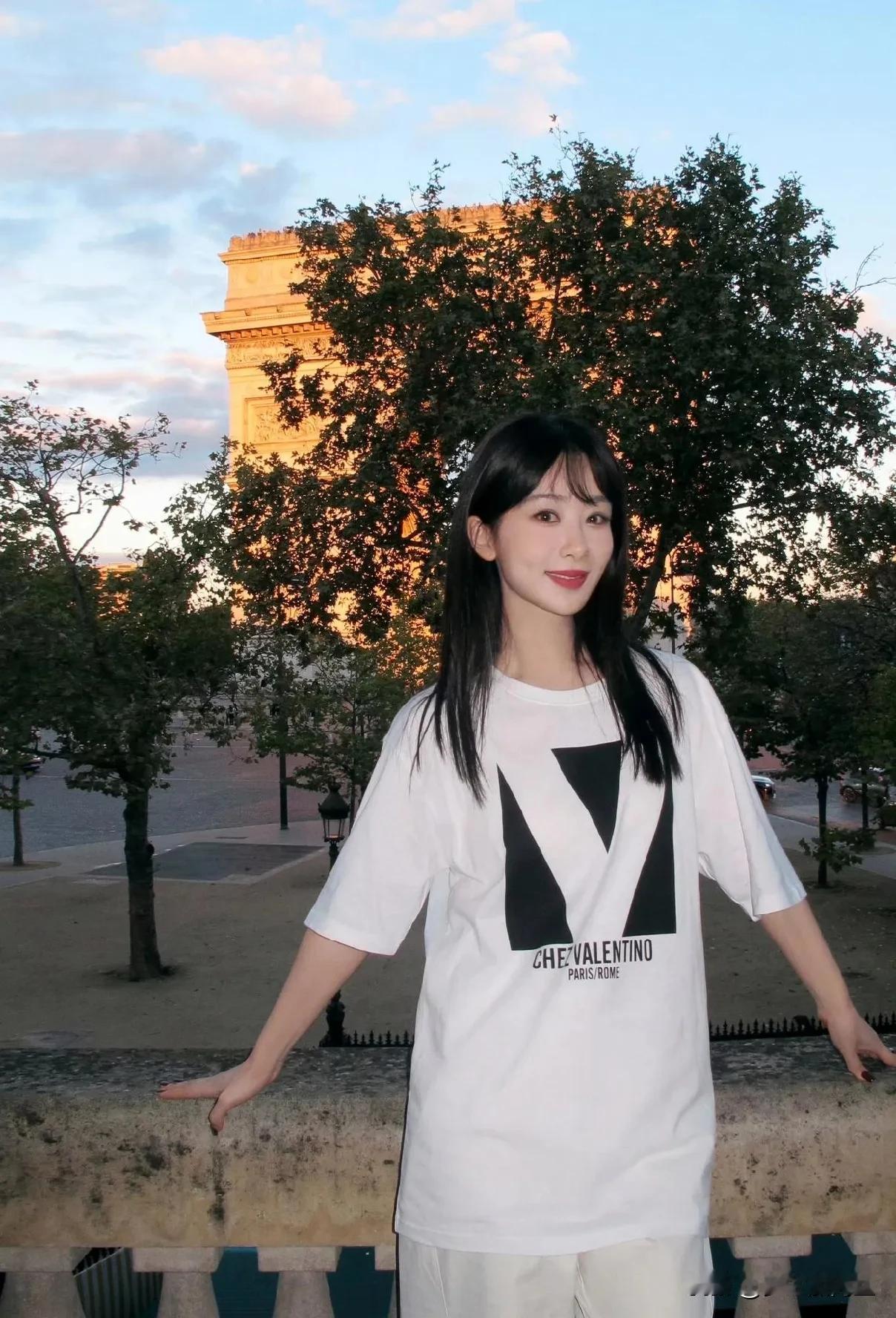 杨紫的亮相不再需要依赖修图技术，她的美丽已经达到了令人惊叹的完美程度。她的出现，