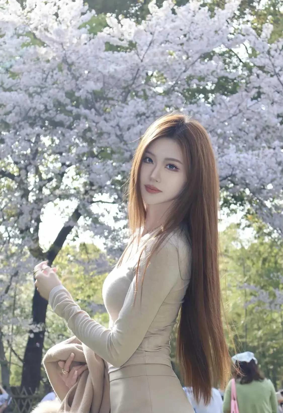 风拂樱吹雪，浪漫不属景，是此刻温柔又耀眼的自己！