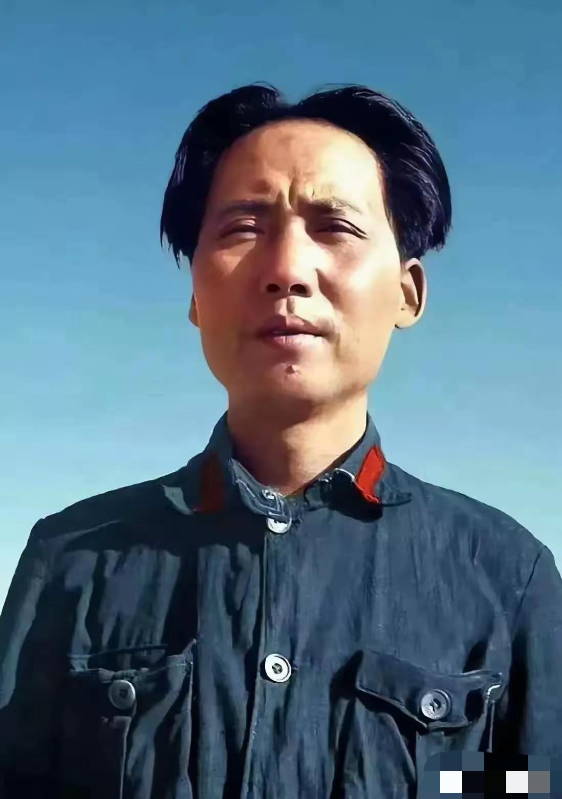 停下来，向圣贤献上三朵莲：
向伟大的毛主席敬三个礼：
民族脊梁中华魂，恩泽天下东