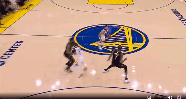 库里复出，抖肩庆祝。
命中关键球库里什么时候抖肩？一般就是释放兴奋、秀自信、偶尔