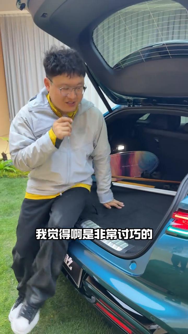 这车值么？
现在很多新能源车喜欢做溜背的造型，但是它的后备箱打开方式其实是跟三厢