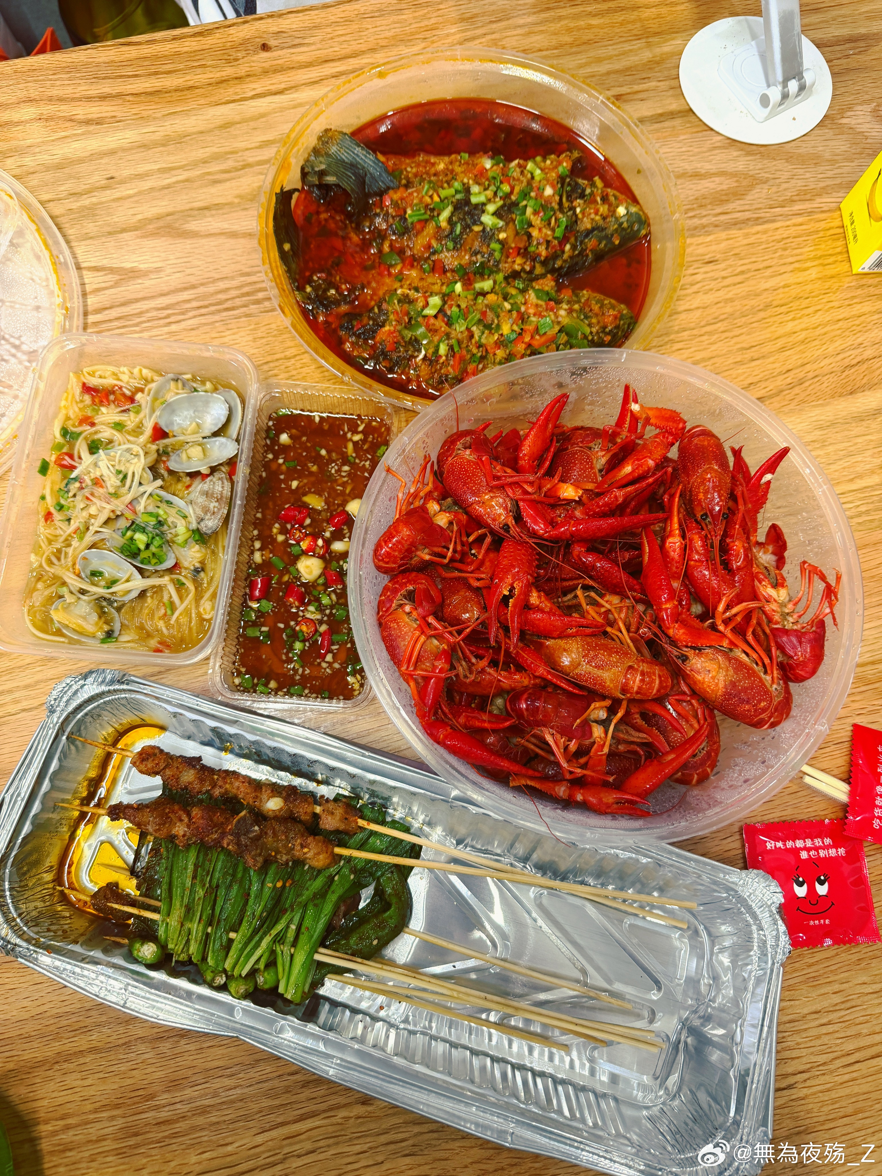 哈哈哈 晚上的宵夜烧烤——辣椒、鸡胗、韭菜、仔排，锡纸花甲，铁板鲫鱼，还有重头戏