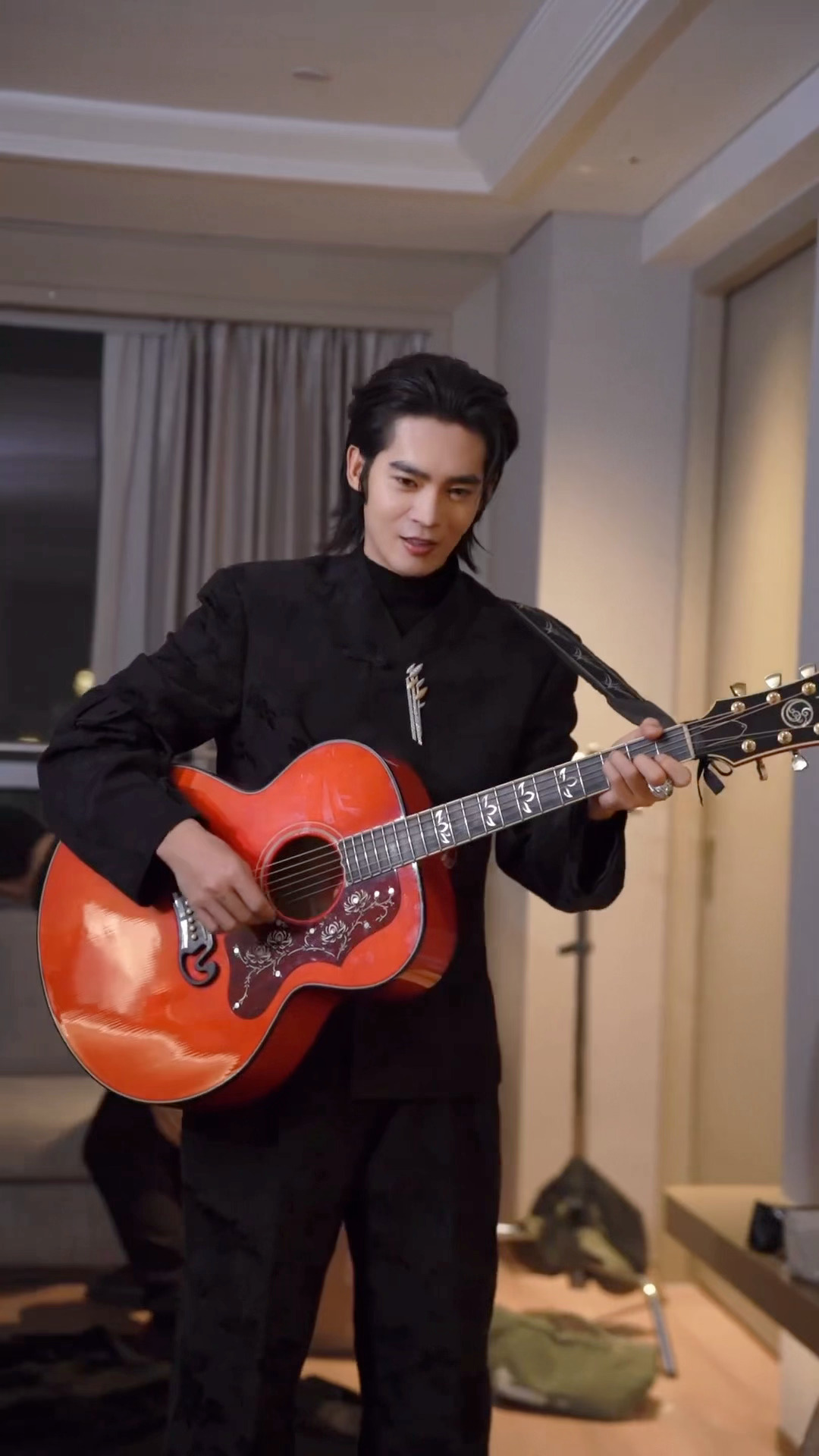 于适从演唱会唱到跨年个人演唱会「适诗」结束没多久跨年的舞台就接上咯，又帅又稳！横