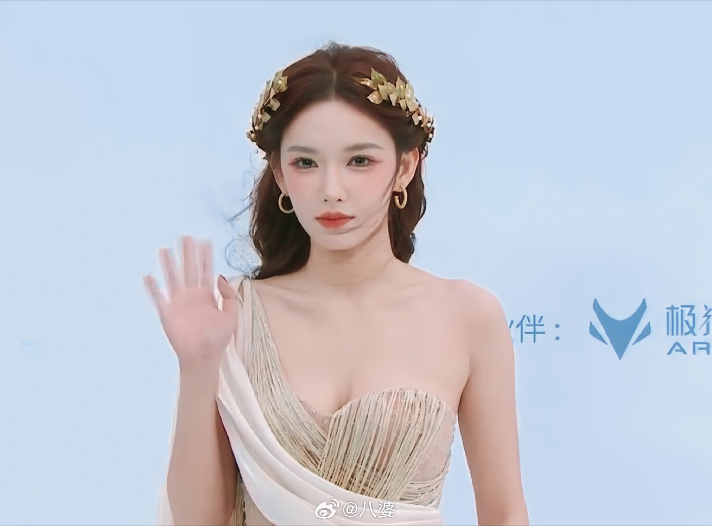 程潇复刻古希腊女神当海滨红毯遇上古希腊神话美学，程潇这套造型交出亮眼答卷。礼裙垂