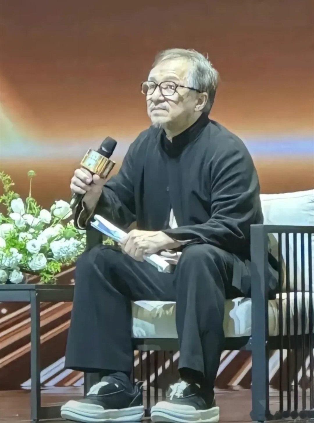 #成龙头发胡子白了# 大哥下个月将迎来70岁生日。童年记忆里活蹦乱跳的功夫小子形