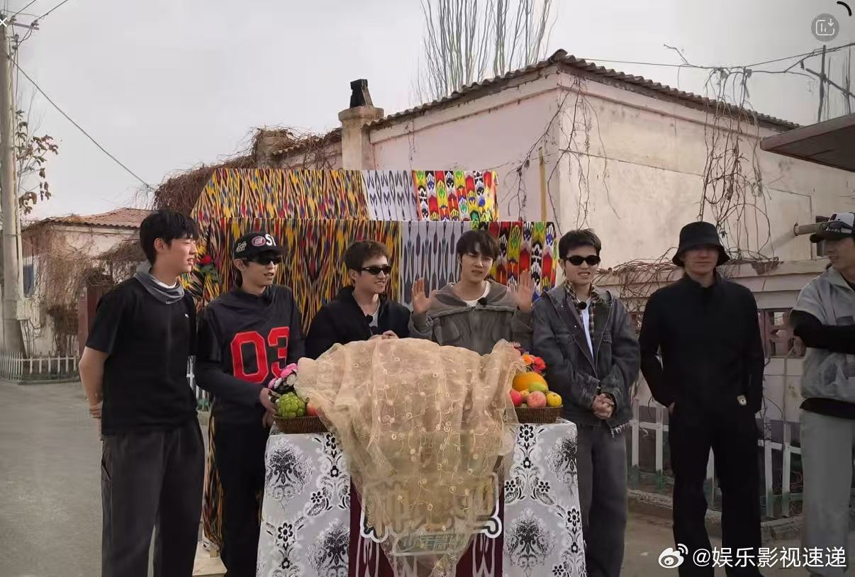 十个勤天要搞大事 十个勤天到了新疆也忍不住跳舞，掀起你的盖头来跳得太欢乐了，种地