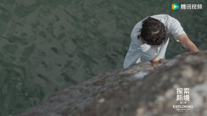 王一博上完山开始下海了 《探索新境》的王一博简直是行走的探险家！上山挑战极限攀登