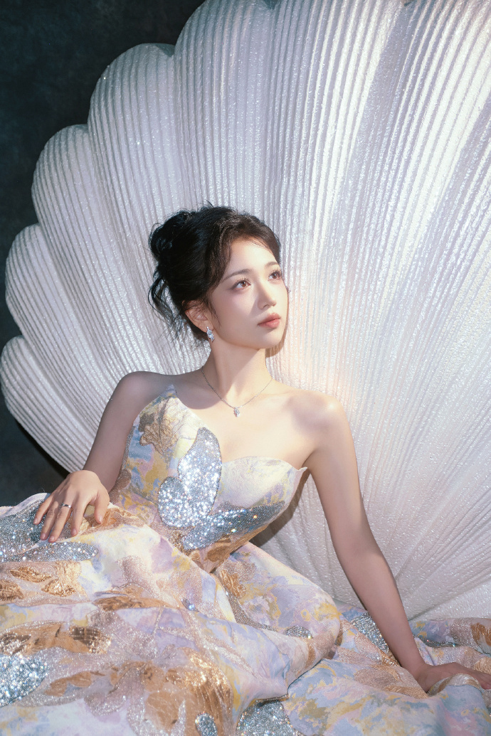 ELLE 女明星盛典造型出图中女星造型各具特色，女明星 ELLE 出图中，造型与