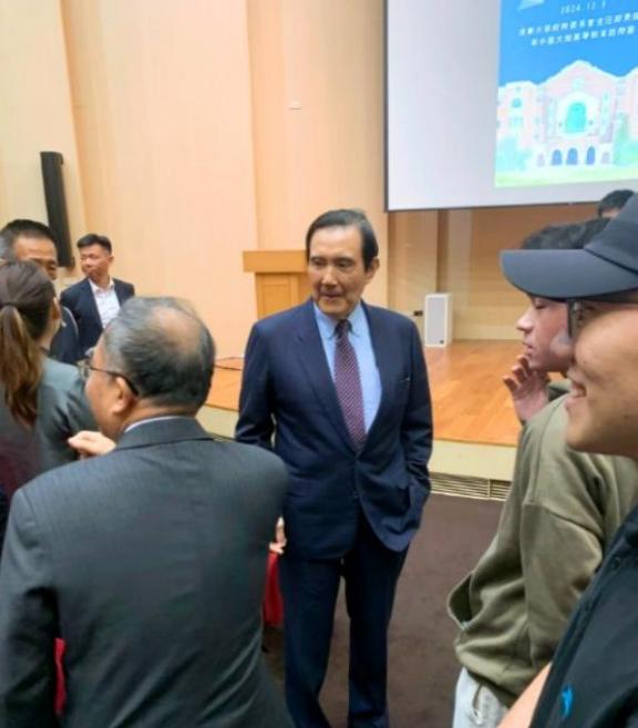 台湾地区，长期阻碍中国统一就是马英九。这个人非常之狡猾！在他担任领导人期间，从美