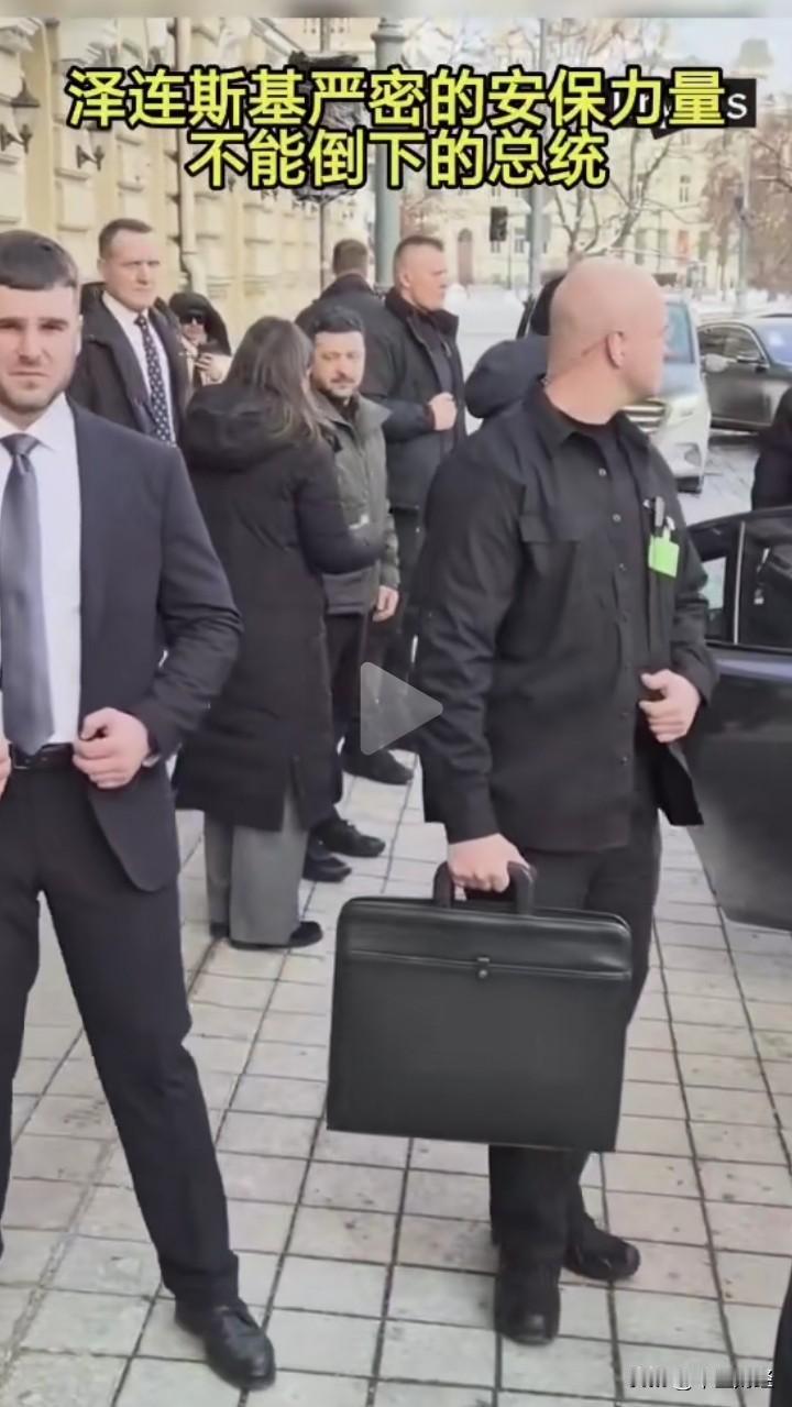 低个头，却真切展现出了“小巨人”的独特之处。
就当下情形而言，泽连斯基的生命对乌