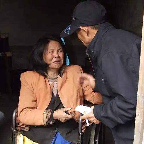[微风]2001年，山东一名49岁的三轮车夫在街头发现了一位被遗弃的高位截瘫女子