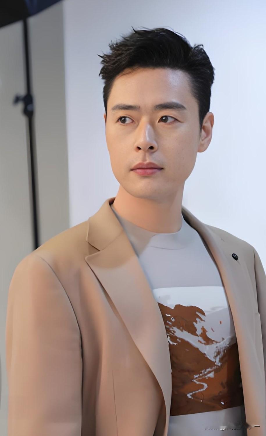 就演谢语峰这演员张桐，

有个缺憾可能连他自己都没意识到，

就是不管他在什么剧