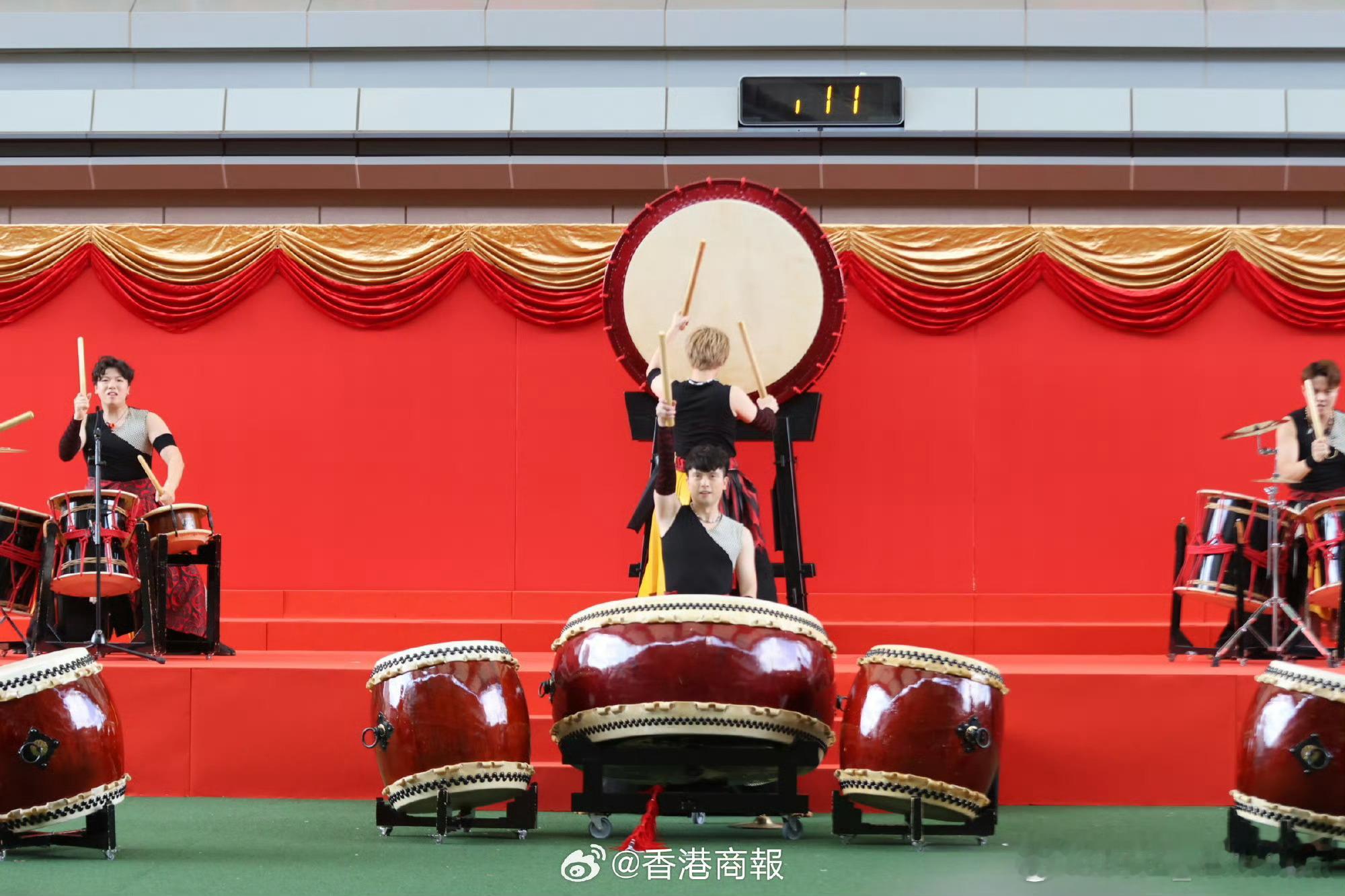 【国庆赛马日 激鼓武术团队演出揭开序幕】《国庆赛马日》今日(10月1日)在沙田马