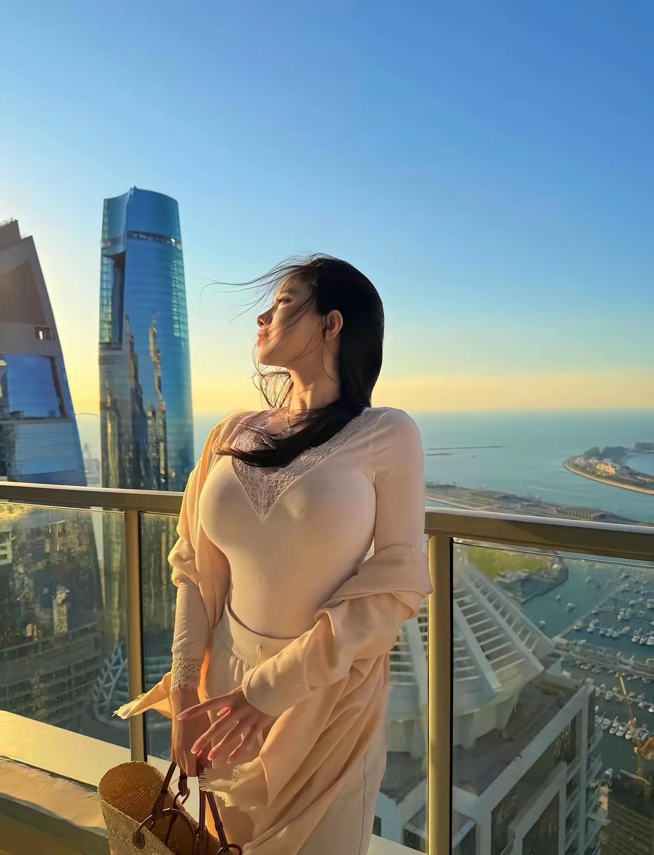 很喜欢的一句话，外向是生活的需要， 独处是自我的享受。