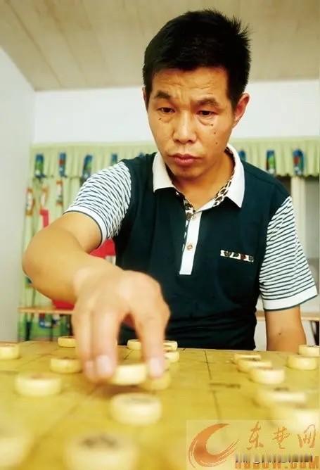 大冶还地桥残臂棋王：身有缺憾，却拿下全省象棋冠军
年少一场重病落下左臂残疾，黄树
