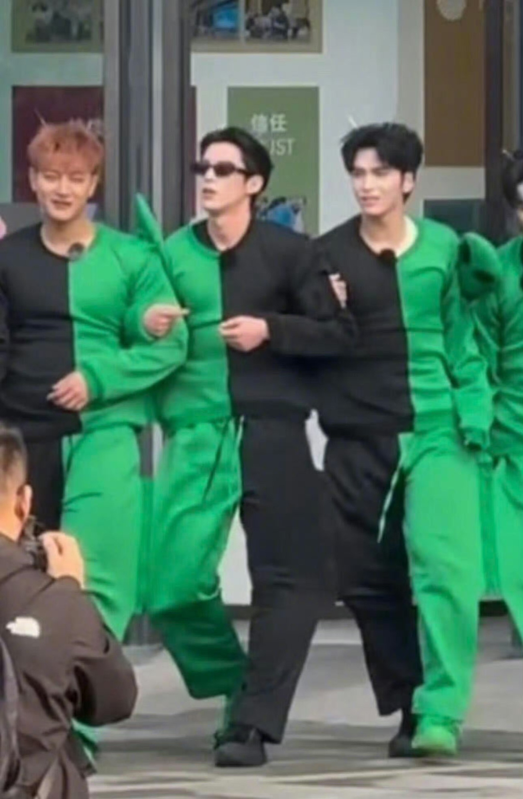 王鹤棣连体衣和时宴撞色了，怎会如此之巧，真和时宴一个色儿了