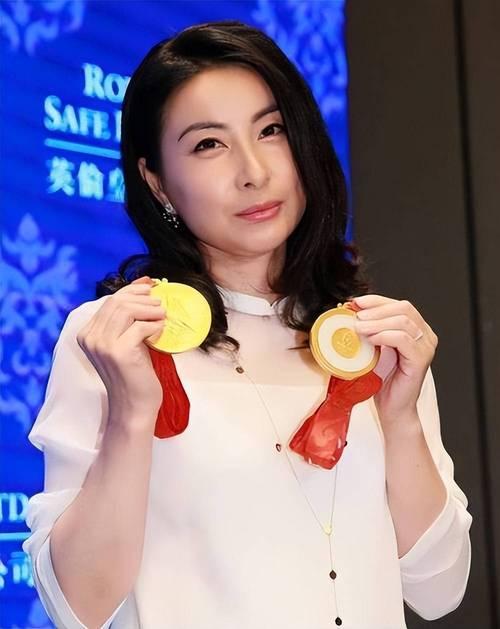 2025年，霍启刚在“中国体育荣光印象展”中，深情回忆郭晶晶北京奥运夺冠时刻。他