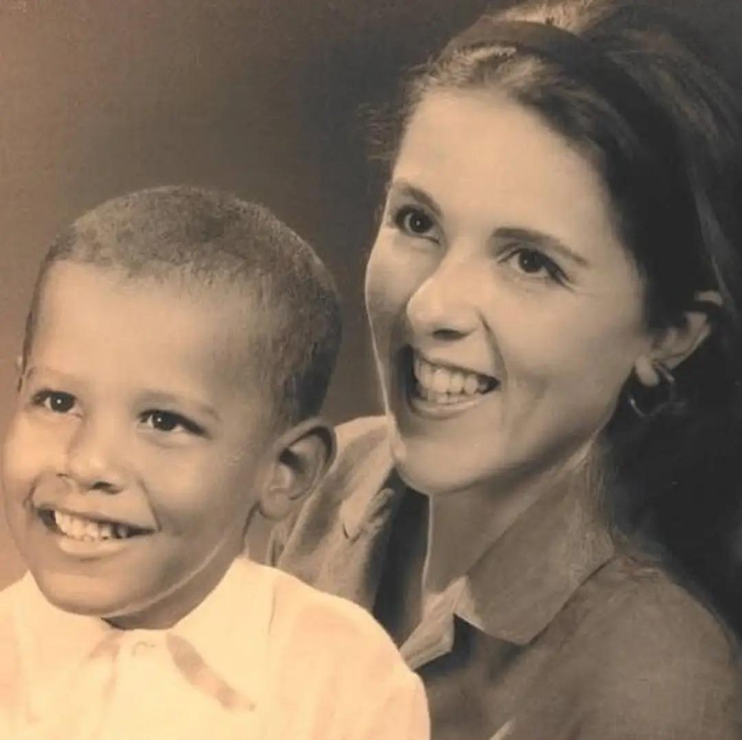 【老照片背后的故事】

奥巴马与他的母亲

在18岁成为巴拉克·奥巴马的母亲之前