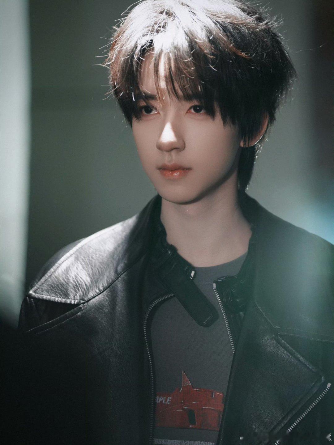 贺峻霖身后的那个人是大峻哥