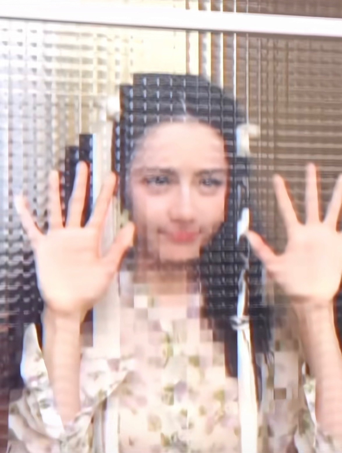 最想对小巴巴做的事有三件，亲头发亲脸蛋，逗她摸脸捏脸揉头牵手过马路看着她慢慢吃完