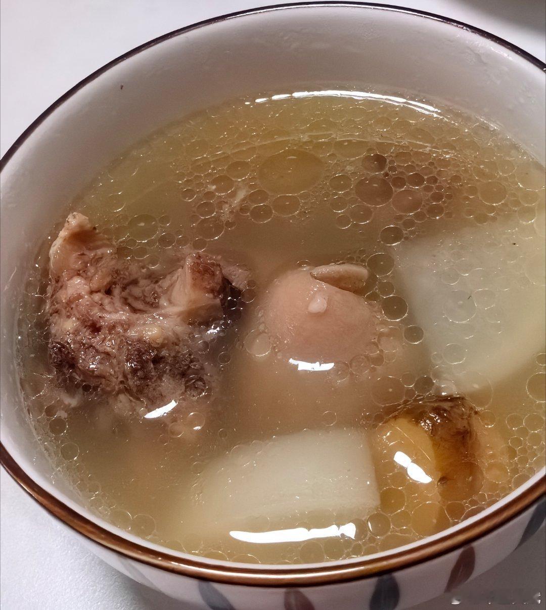 搞完羊肉汤暖一暖，顺便还放了点党参，扁豆，山药，麦冬，陈皮 