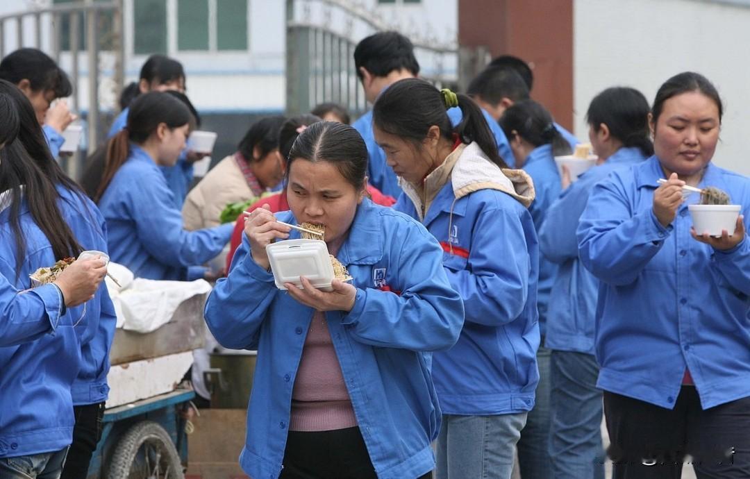 如果要选出当代职场最让人寒心、最让人无力的词，劳务派遣一定稳居榜首。
 
无数基