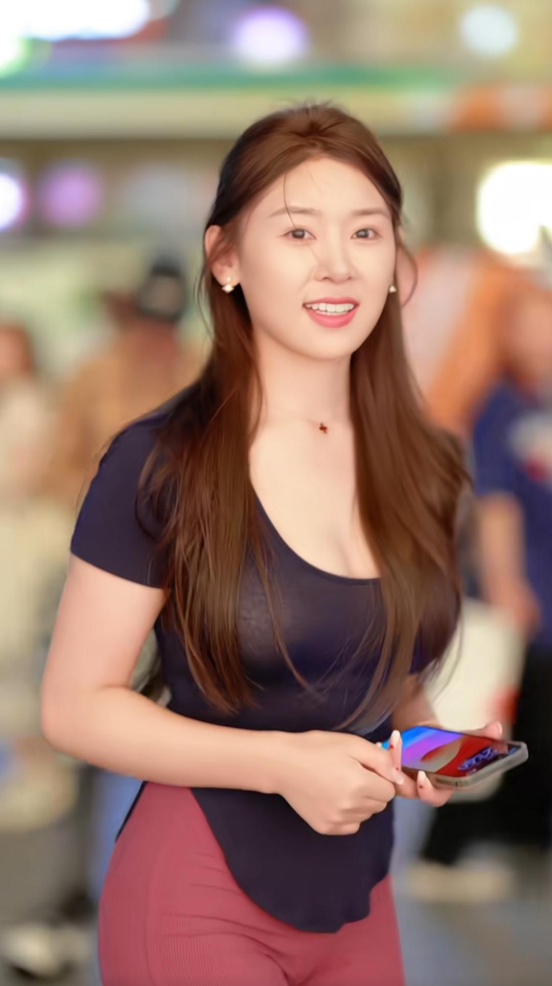 街拍女神韩艺，这条红色裤子真好看。街拍