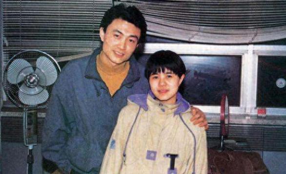 1988年，人高马大的王宁领着锅盖头的刘纯燕去民证局领证结婚，工作人员问王宁：“