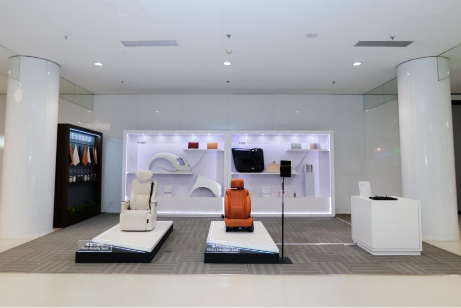 央视春晚魔术师邓男子在保定爱情广场的交车仪式上，为高山的品牌建设增添了新的光彩。