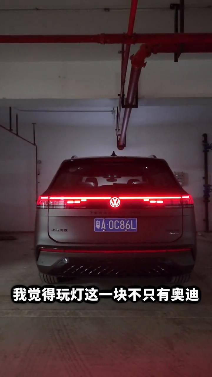 实拍沙丘棕配色，上汽大众途昂Pvo。
今天带大家来看这一台上汽大众途昂Pro四驱
